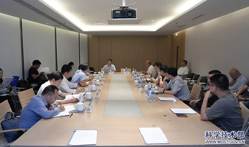 图片3 与意向落地企业座谈交流.png